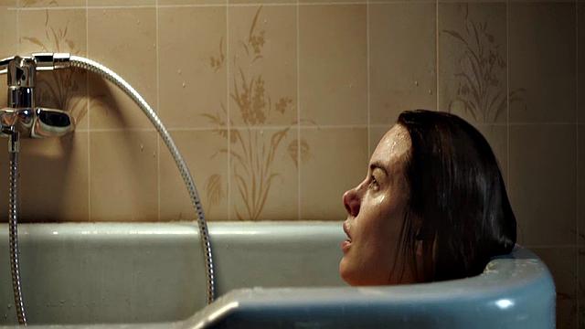 Camille Rowe gets steamy in the bathtub with a celebrity