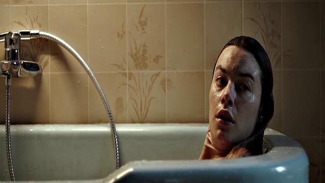 Camille Rowe gets steamy in the bathtub with a celebrity