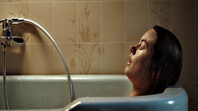 Camille Rowe gets steamy in the bathtub with a celebrity
