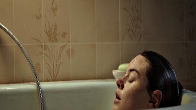 Camille Rowe gets steamy in the bathtub with a celebrity