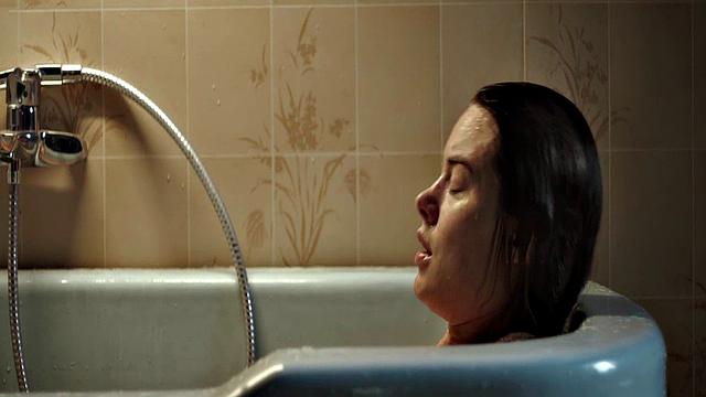 Camille Rowe gets steamy in the bathtub with a celebrity