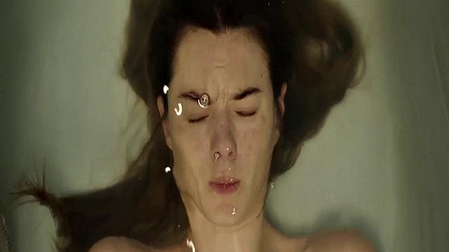 Camille Rowe gets steamy in the bathtub with a celebrity