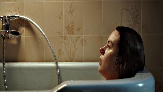 Camille Rowe gets steamy in the bathtub with a celebrity