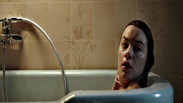 Camille Rowe gets steamy in the bathtub with a celebrity