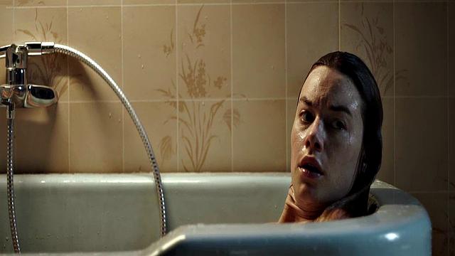 Camille Rowe gets steamy in the bathtub with a celebrity