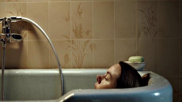 Camille Rowe gets steamy in the bathtub with a celebrity