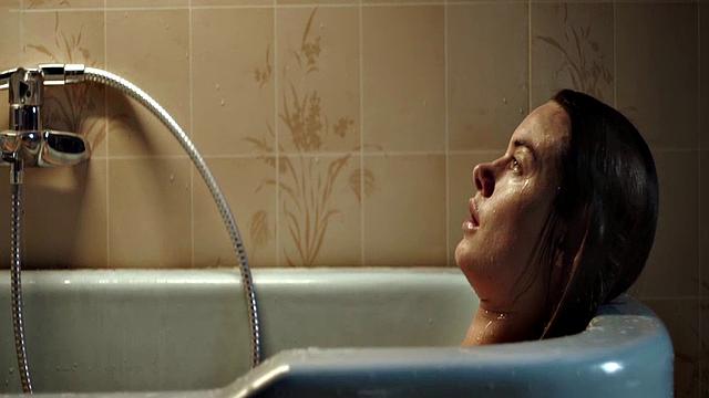 Camille Rowe gets steamy in the bathtub with a celebrity