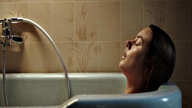 Camille Rowe gets steamy in the bathtub with a celebrity