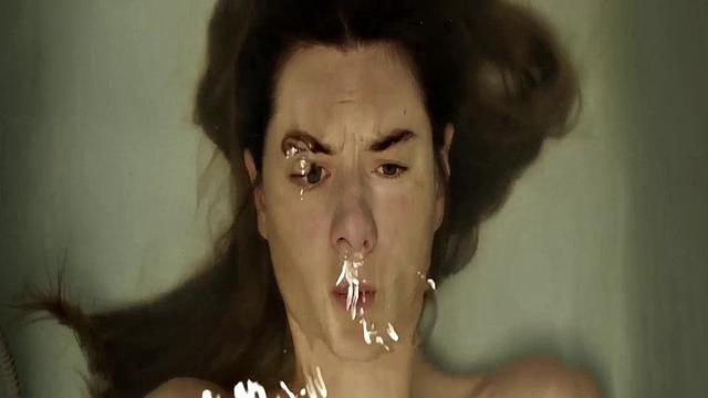 Camille Rowe gets steamy in the bathtub with a celebrity