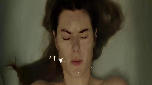 Camille Rowe gets steamy in the bathtub with a celebrity