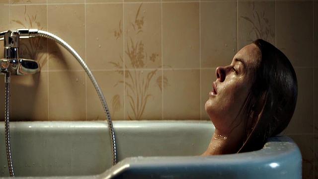 Camille Rowe gets steamy in the bathtub with a celebrity
