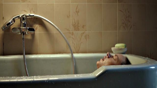 Camille Rowe gets steamy in the bathtub with a celebrity
