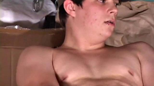 Одон Марш дрочит член на камеру, сперма летит на живот