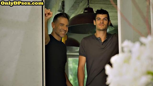 Маленькая шалунья ловко справляется с двойным проникновением и садится сверху без комплексов.