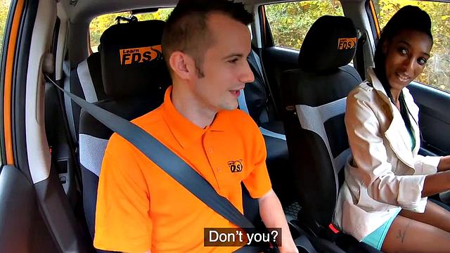 соблазнительная чернокожая получает жестко на заднем сиденье