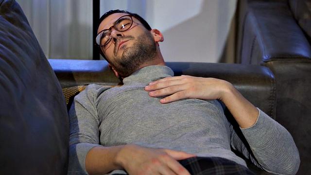 Petite girlfriend sucking before riding boyfriend's cock