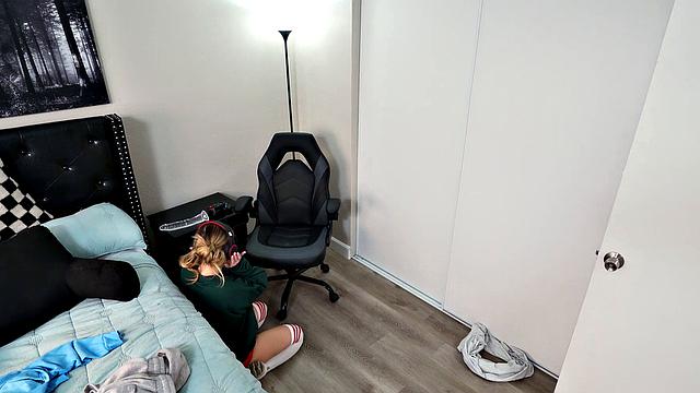 похотливая падчерица шарит по тумбочкам и сдается под членом отчима