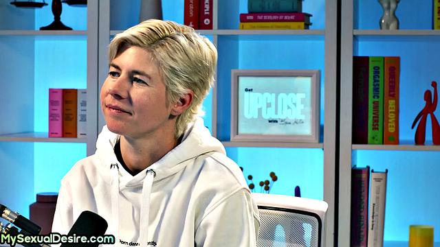 Big-titted MILF solo after storytelling