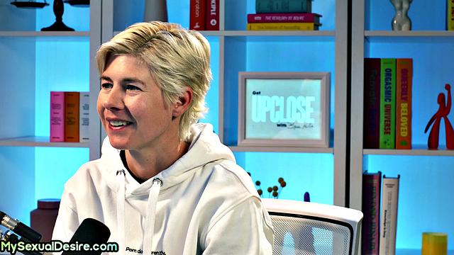 Big-titted MILF solo after storytelling