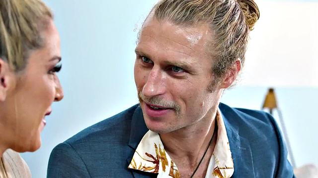 масляная зрелая с большими сиськами рвёт на тройничке с массажем