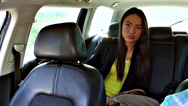 Опаздывает в аэропорт - решает вопрос таксисту в рот