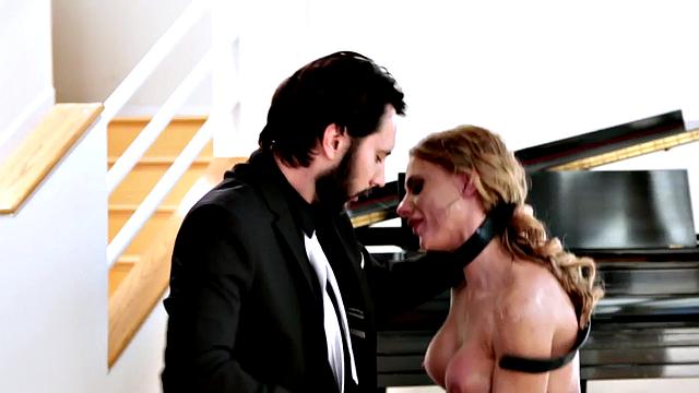 татуированная с большими сиськами глубоко сосёт и получает в зад