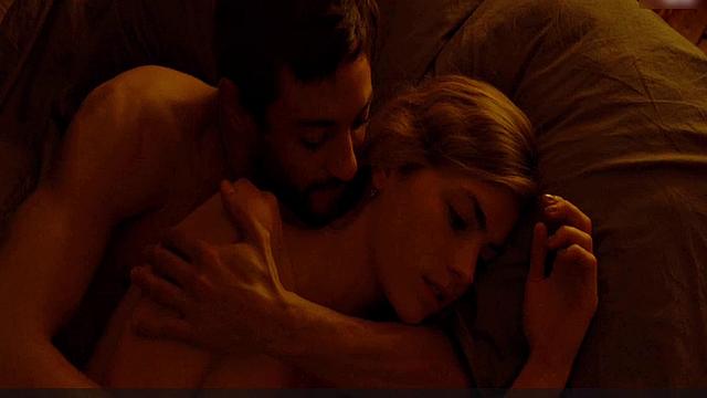 ханна хокстра раздевается догола и играет в мокрой ванне