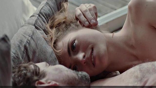 Hannah Hoekstra strips naked & gets wet in the tub