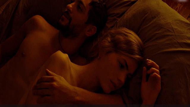 ханна хокстра раздевается догола и играет в мокрой ванне