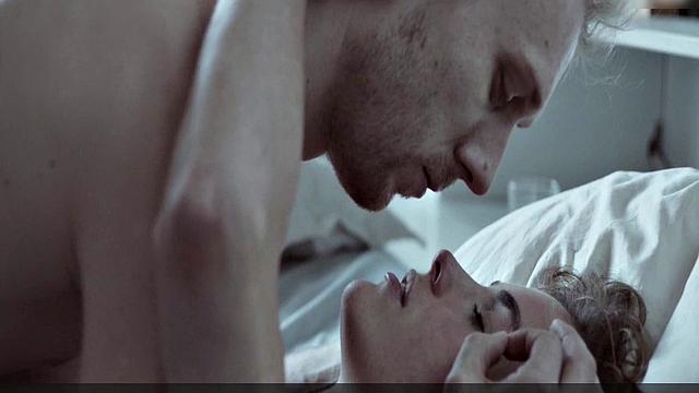 Hannah Hoekstra strips naked & gets wet in the tub