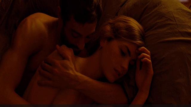 Hannah Hoekstra strips naked & gets wet in the tub