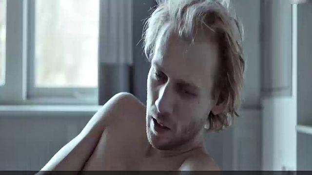 Hannah Hoekstra strips naked & gets wet in the tub