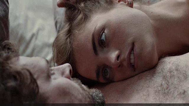 Hannah Hoekstra strips naked & gets wet in the tub