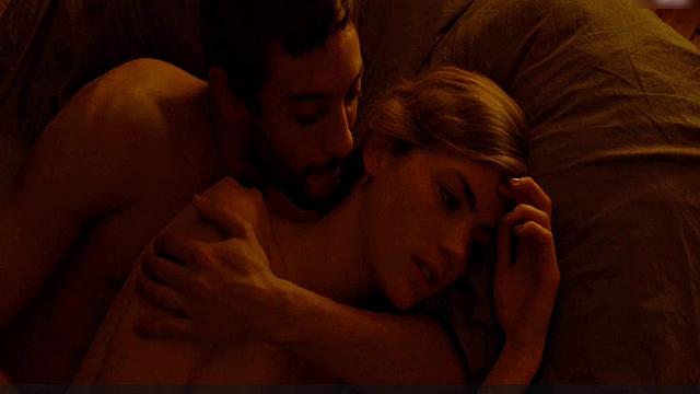 Hannah Hoekstra strips naked & gets wet in the tub