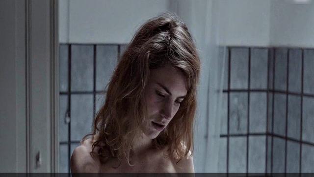 Hannah Hoekstra strips naked & gets wet in the tub