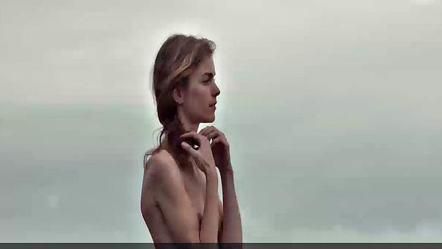 Hannah Hoekstra strips naked & gets wet in the tub