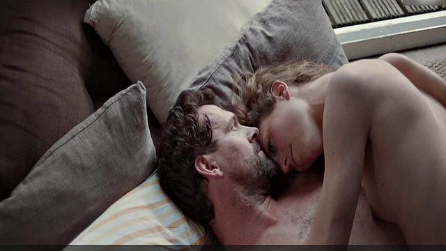 Hannah Hoekstra strips naked & gets wet in the tub