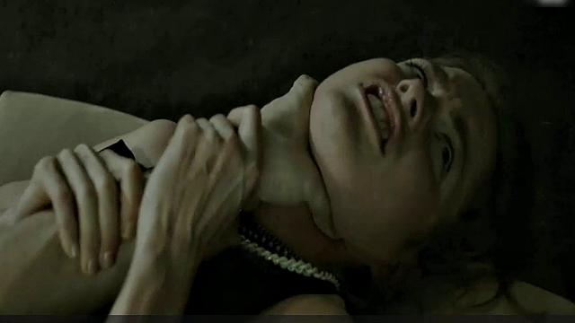 Hannah Hoekstra strips naked & gets wet in the tub