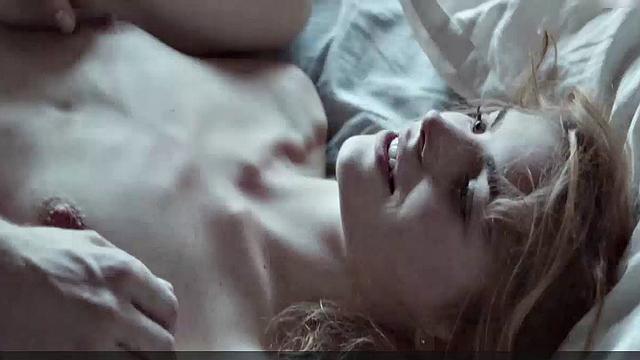 Hannah Hoekstra strips naked & gets wet in the tub