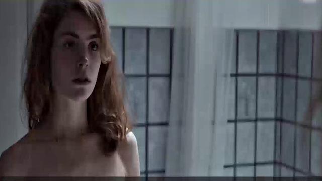 Hannah Hoekstra strips naked & gets wet in the tub