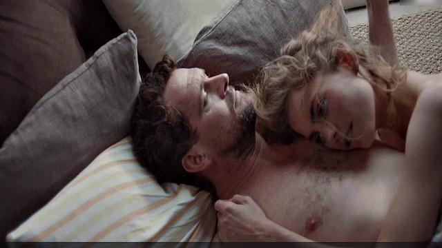 Hannah Hoekstra strips naked & gets wet in the tub