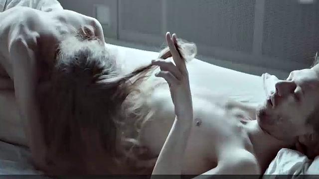 Hannah Hoekstra strips naked & gets wet in the tub