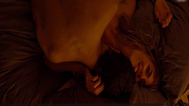 Hannah Hoekstra strips naked & gets wet in the tub