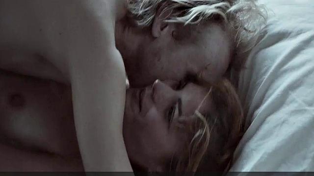 Hannah Hoekstra strips naked & gets wet in the tub