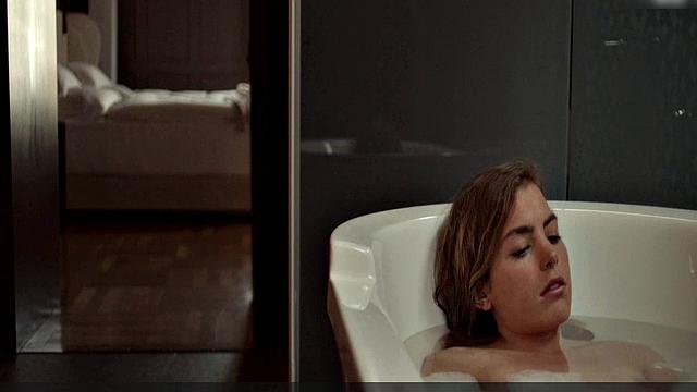 Hannah Hoekstra strips naked & gets wet in the tub