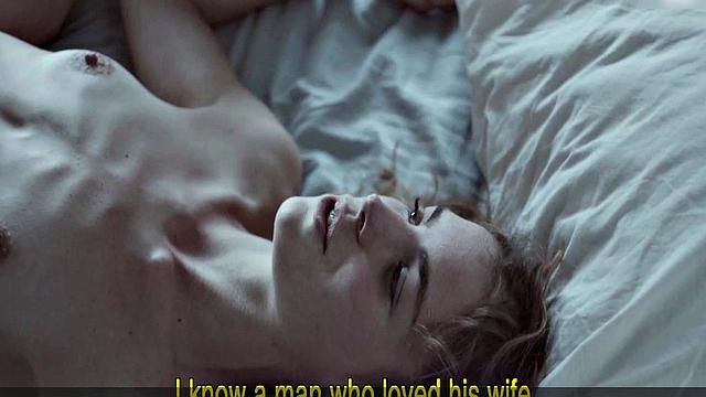 Hannah Hoekstra strips naked & gets wet in the tub