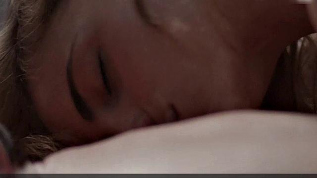 ханна хокстра раздевается догола и играет в мокрой ванне