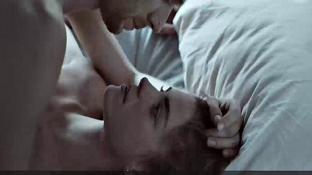 Hannah Hoekstra strips naked & gets wet in the tub