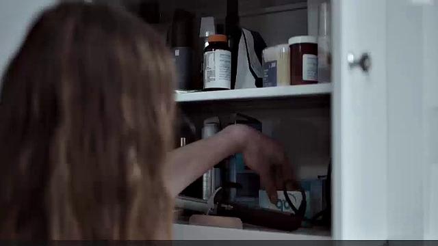 Hannah Hoekstra strips naked & gets wet in the tub