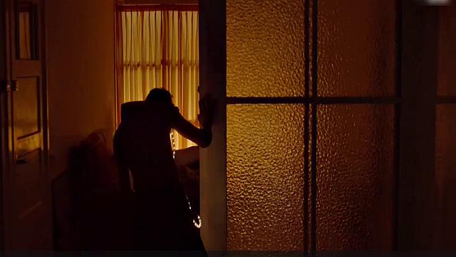 Hannah Hoekstra strips naked & gets wet in the tub